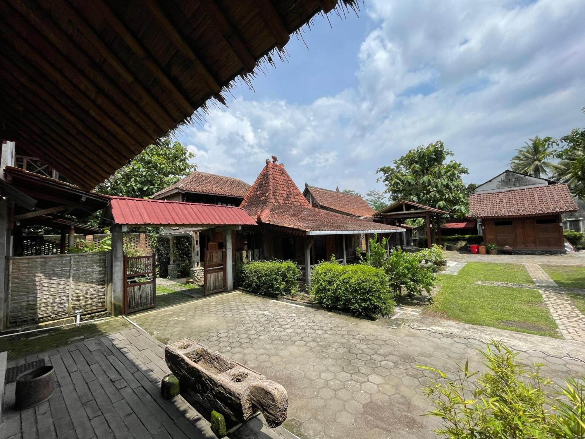 Saka Homestay Boutique & Cafe Magelang Extérieur photo